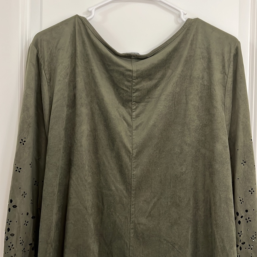 NAÏF Plus Size 3XL 3/4 Sleeve Army Green Floral Punched Faux Suade Blouse - Picture 8 of 11